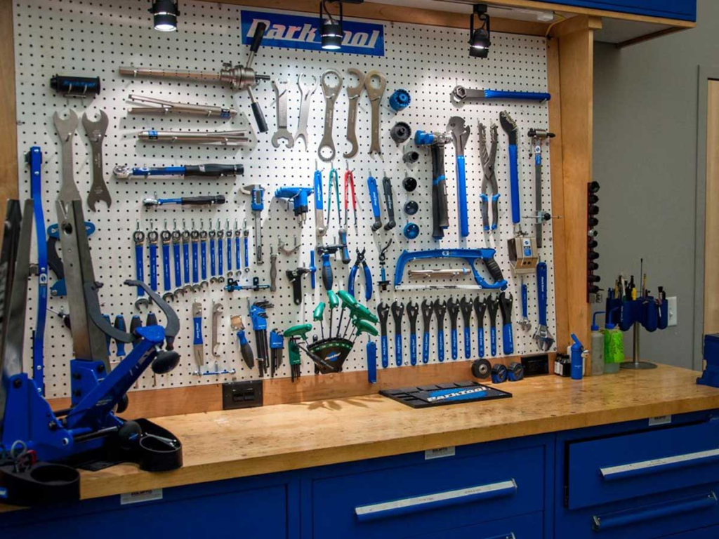 Atelier de réparation vélo à Fontainebleau avec outillage professionnel Park Tool, établi et outils spécialisés pour VTT, vélo de route et VAE.