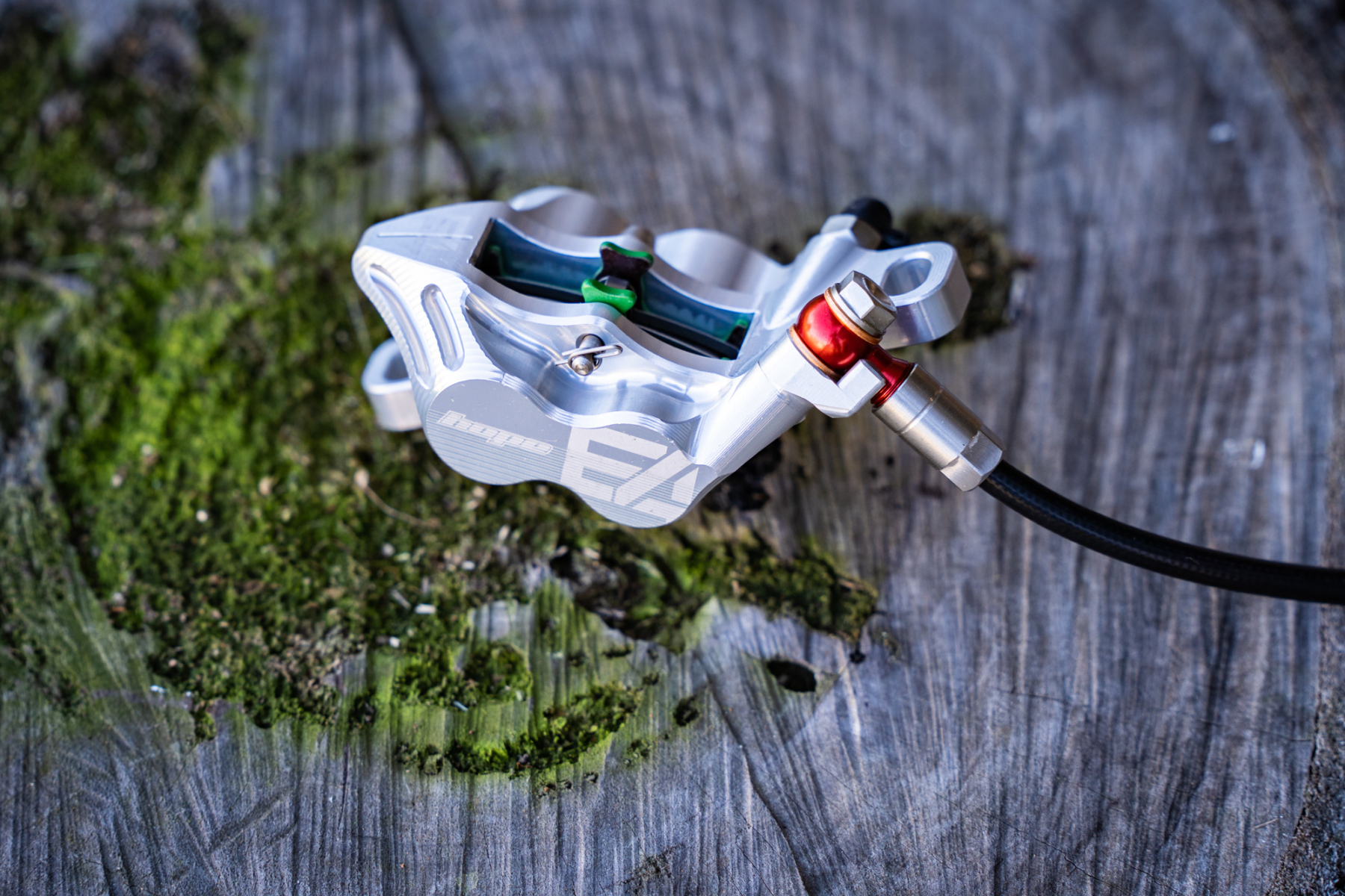 Étrier de frein Hope Tech 4‑E4 monté sur vélo, lumière studio – Fontainebleau Bike Shop