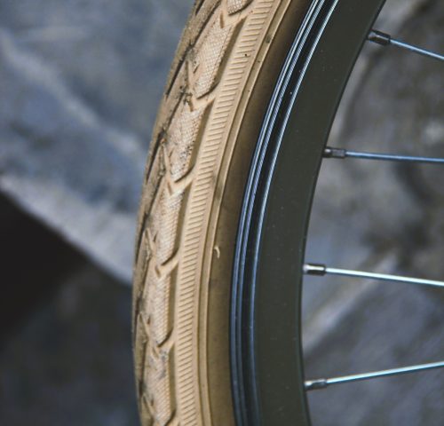 "Pneu et jante de vélo en gros plan – Fontainebleau Bike Shop"